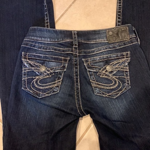 LN like new Silver Suki 26x34 dark wash. - Picture 4 of 7